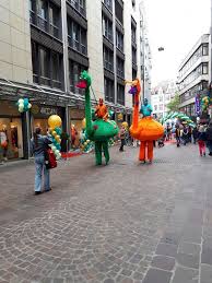Am schönsten ist es, wenn man den sonntag oder samstag noch in den netten cafés und restaurants der stadt verbringt. Die Vogel Auf Stelzen Beim Verkaufsoffenen Sonntag In Bremen Der Grune Und Orange Stellzenlaufer Hatten Ihren Spass Mit Den Gasten Und H Groovy Festival Grungy