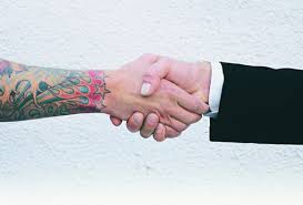 Resultado de imagem para regras para usar tatuagens no trabalho