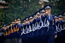 Peste 500 de posturi de conducere din cadrul ministerului afacerilor interne şi al structurilor subordonate au fost scoase la concurs, după ce guvernul a aprobat în şedinţa de vineri memorandumul propus în acest. Peste 26 000 De Persoane Vor SÄ Fie AgenÈi De Ordine PublicÄ In PoliÈia RomanÄ Ziarul Incomod