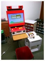ゲーミング家具なるジャンルの家具を提案している佐賀県の家具店があるらしい 写真は現在製品化に向けて開発中のアーケード型家具 家庭用ゲーム機を接続してアーケードゲームのように遊べるらしいのです 既にファミコンカセットを多数収納できるファミコンカラーの