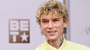 And now we present, a Christmas carol by David Beckham: "Does anyone love  Christmas as much as my husband?!?" (📷: Victoria Beckham)