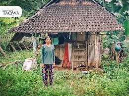 Memiliki rumah yang tidak cukup besar bukan berarti anda tidak bisa menampilkan gaya dan estetika pada model rumah sederhana tapi indah. Tinggal Di Gubuk Reyot Bangun Rumah Mak Satiara Lansia Penenun Desa Mangge