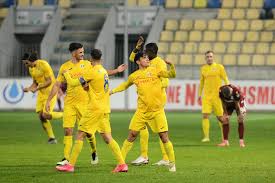 Erau așteptați pe stadion 10.000 de suflete tinere, dornice de muzică folk, poezie și cultură. Fc Petrolul Aerostar BacÄƒu Se Va Juca Luni 16 Noiembrie La MogoÈ™oaia Acs Petrolul 52