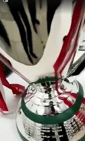 Jurgen klopp lifts the premier league trophy with adam lallana and mohamed salah. Jumping The Gun Or A Hoax Footage Shows Liverpool Engraved Onto The Premier League Trophy Daily Mail Online
