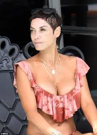 View 22 894 nsfw pictures and enjoy cleavage with the endless random gallery on scrolller.com. Nicole Murphy Stuns In Cleavage Baring Bikini In Miami Express Digest