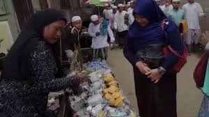 Tradisi di daerahku setiap masuk bulan suro selalu ada apem ini. Gaya Kocak Penjual Apam Barabai Ini Bikin Geli Youtube