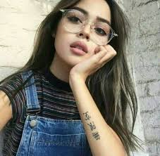 Many People Like To Style Their Outfits With A Pair Of Glasses It S A Very Simple And Easy Way To Show Your Hip Cute Hipster Outfits Hipster Looks Lily Maymac