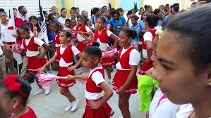 Nicole capellán junto a sus compañeras de la esc.Ramon cristobal peña