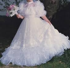 Abito da sposa bianco anni 90 stile romantico taglia 42 con strascico. Abito Da Sposa Vintage Anni 80 Taglia 38 Likesx Com Annunci Gratuiti Case