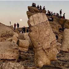 Tüm mezarı kaplayacak şekilde tahta konur. Tanrilarin Tahti Kommagene Kralligi Ve Nemrut Dagi