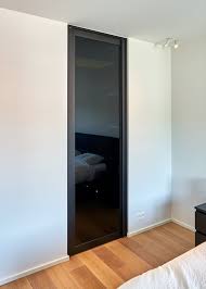 Porte Vitree Interieure Toute Hauteur Avec Verre Noir Dark Grey Et Un Encadrement En Aluminium Anodise Noir Binnendeuren Deuren En Deur Glas