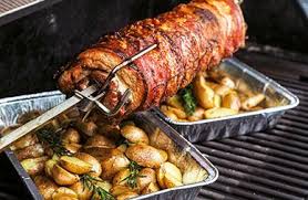 Gerollter Schweinebauch Am Spiess Mit Gegrillten Kartoffeln Falstaff Schweinebauch Gegrillte Kartoffeln Schweinebauch Grillen