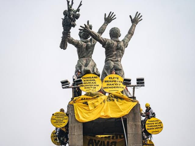 Greenpeace Bentangkan Spanduk di Patung Bundaran HI