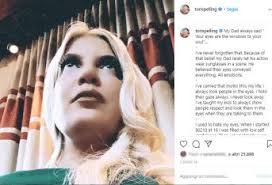 Bimbo bullizzato perché ha una t-shirt rosa: la reazione del maestro  spiazza tutti