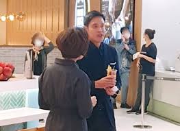 신세계 정용진 부회장은 다른 재벌가의 총수와는 다른 모습을 보이며 개인 sns를 통해 대중들과 적극적인 소통을 하고 있습니다. ì–´ì©Œë¼ê³  ì •ìš©ì§„ ë…¸ë§ˆìŠ¤í¬ ë…¼ëž€ì— ìŽˆ ëŒ€ì' í•œê²½ë‹·ì»´