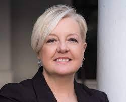 Karen Cox's Instagram, Twitter & Facebook