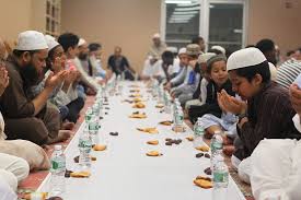 Doa buka puasa (versi 4). Kapan Sebaiknya Baca Doa Buka Puasa Sebelum Atau Sesudah Berbuka Islampos