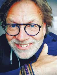 De ramen wagenwijd open