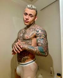 MC Pedrinho surge de cueca branca no banho e fãs pedem nudes