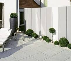 Sichtschutz Aus Betonstehlen In Zwei Farben Buchsbaum Im Kiesbeet Terrassenplatten Grau Sichtschutz Beton St Garten Landschaftsbau Landschaftsbau Kiesbeet