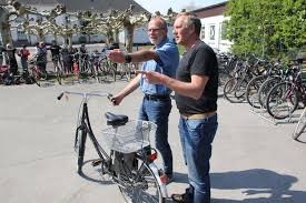 Service Politik Und Wirtschaft Nachrichten Grosser Andrang Bei Stadtischer Fundsachenversteigerung Mit Video Meerbusch