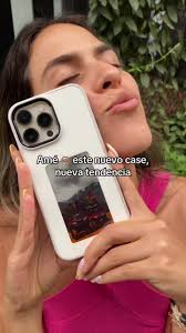 ¡Case de celular innovador con proyección de fotos!