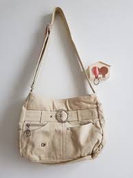 Karena bahannya cenderung lembut, tas ini sebaiknya tidak digunakan untuk membawa banyak cross body bag juga dikenal dengan istilah tas selempang atau sling bag. Tas Kain Selempang Tulisan