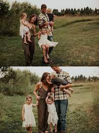 Family Photo Shoot General Color Schemes And What To Wear Family Portrait Outfits Family Photoshoot Outfits Family Photo Outfits
