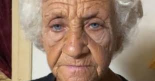 Dramáticas imágenes: Ancianos en Cuba hurgan la basura en busca de comida