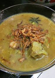 It is prepared with goat meat, tomato, celery, spring onion, ginger, candlenut and lime leaf, its broth is yellowish in colour. Resepi Sup Kambing Ala Mamak Sedap Dan Terangkat Punya