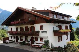 Reit im winkl açık havuzu birkaç dakika mesafede. Zimmervermieter Wiesengrund B B Ferienwohnung Zimmervermietung In Dorf Tirol Bei Meran Sudtirol