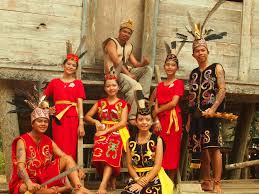 Dalam bahasa iban, pakaian kaum iban, sarawak akan menggunakan alat muzik mereka untuk menyambut perayaan dan pesta dengan tarian, persembahan, pemujaan dan perkahwinan. Foto Suku Iban Sang Penjaga Alam Matakota News