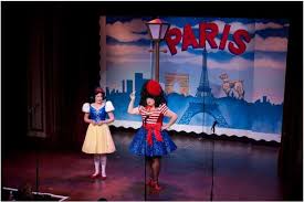 25 Years Bringing A Big Voice To Role Wearing Very Big Hats In Beach Blanket Babylon Sfchronicle Com