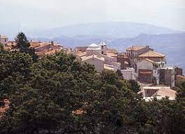 È lontano 4 km da ascea, 5 km da pioppi (frazione di pollica), 9 da acciaroli (altra frazione di pollica), 15 da vallo della lucania e circa 90 da salerno. Montano Antilia Town In Cilento National Park Italy