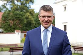 For me, this behavior of deputy minister of justice marcin warchoł is surprising. Dlon Pelna Pomocy Sandomierz Gosc Pl