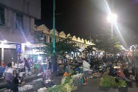 Pencegahan & pengendalian infeksi : Cegah Corona Pedagang Pasar Pagi Salatiga Berjualan Di Pinggir Jalan