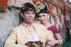 Ini dia beberapa foto prewedding dengan baju adat jawa : Prewedding Adat Bali Ayumi Dan Tude