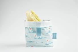 pockeat 是 pocket口袋 eat吃 這兩個英文單字的混合 因為他是一款史上最小 可以收納進口袋裡面的食物袋 可以裝湯湯水水的食物 適合台灣人的飲食習慣 重量只有43克 等於3支鑰匙的重量 有了它 再也不用揹著便當盒東奔西跑了 takeout container cooking food
