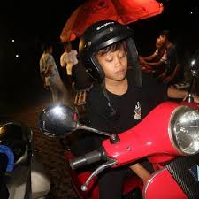 Facebook Yang naik motor malah nggak pake helm, ckckkckc. facebook
