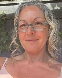 Julie Embrey's Instagram, Twitter & Facebook