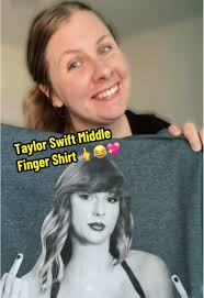 T Shirt Mit Mittelfinger