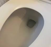 Il livello dell'acqua nel vaso del water può essere alzato ...