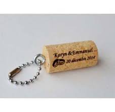 Ce Porte Cles Bouchon En Liege Grave Avec Vos Noms Et La Date De Votre Mariage Constituera Cadeau Invite Mariage Bouchon Idee Cadeau Invites Mariage Porte Cle