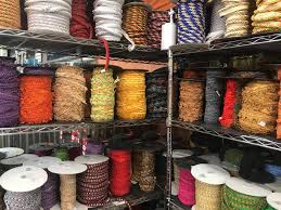 Telas y adornos en especiales