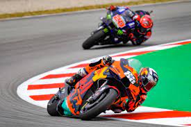 Dans son jardin, au circuit du sachsenring, marc marquez signe le meilleur temps de la première séance d'essais libres du gp d'allemagne devant fabio il y a eu une frayeur lorsque le français a porté une main à l'épaule, mais il est finalement reparti sur sa seconde moto, après avoir changé de. Hcna4aw1pgv Fm