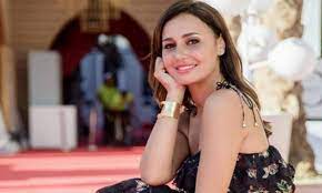 منذ إعلان الفنانة المصرية حلا شيحة خلعها الحجاب وعودتها للفن في أغسطس 2018، أصبحت مراقبة من الجمهور ووسائل. Ø­Ù„Ø§ Ø´ÙŠØ­Ø© ØªÙƒØ´Ù Ø³Ø¨Ø¨ Ø·Ù„Ø§Ù‚Ù‡Ø§ ÙÙŠØ¯ÙŠÙˆ Ø§Ù„Ù‚Ø¯Ø³ Ø§Ù„Ø¹Ø±Ø¨ÙŠ