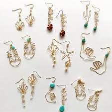 空フラhawaii用作品 最近は14kgf 素材ばかり使っていましたがお値打ちなアーティスティックワイヤー 真鍮線 でも作っています 14kgf は変色しづらいのに対し 真鍮は変色してしまいますが保管方法によっては変色を遅らせられます 着用時以外は ジ