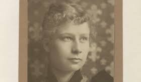 Elizabeth Sprague's Instagram, Twitter & Facebook