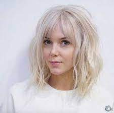 Ob ultrakurzer micro pony oder ein längerer fransen pony der bis zu den augen reicht auch curtain bangs sehen zu dem mittellangen haar einer long bob frisur einfach toll aus. 15 Blonde Bob Frisuren 2021 Trend Bob Frisur Bob Frisuren Blond Kurze Haare Mit Pony