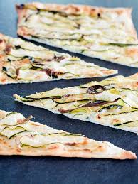 Blitzschneller Flammkuchen Mit Zucchini Und Ziegenkase Die Perfekte Me Time Kuechenchaotin Flammkuchen Lebensmittel Essen Rezepte